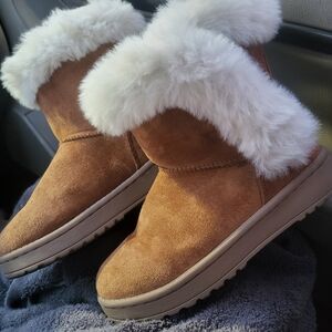 Kohl's Tan and White Kids Shearling Boots